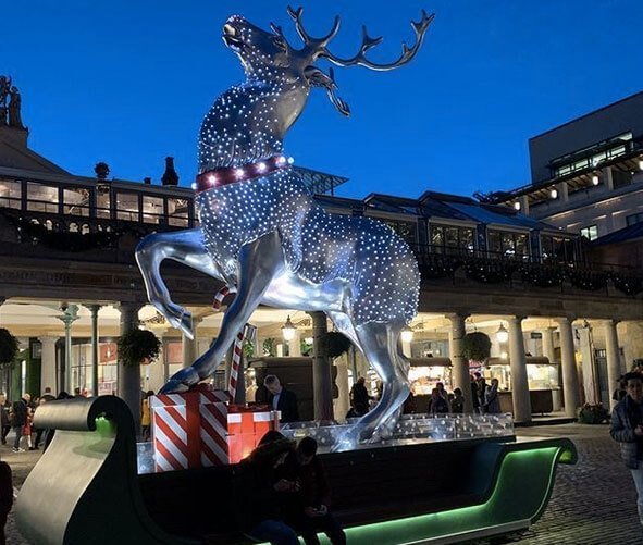 Un gigantesque cerf scintilliant près du sapin de Covent Garden